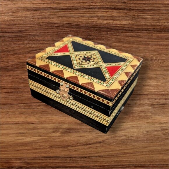 Vintage Wooden Trinket Jewelry Box With Intricate Inlaid Geometric Patterns On F - Picture 2 of 9